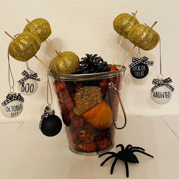 Halloween table decor with ornaments and pumpkin spice scented putka pods - Picture 1 of 16